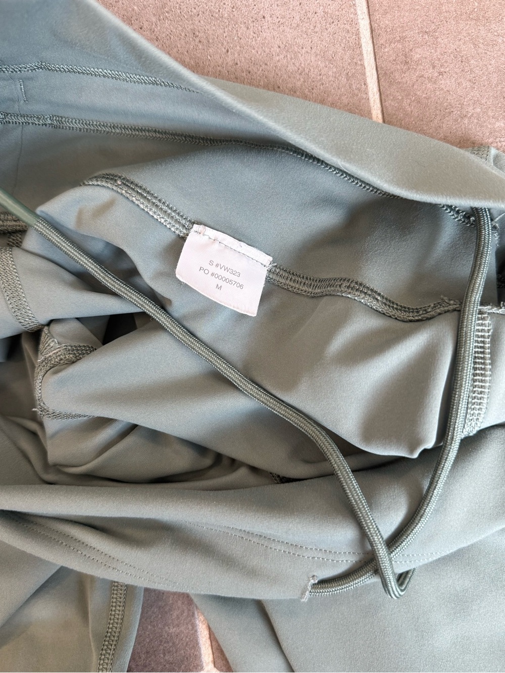 Vuori Women's Leggings in Sage Green - Picture 4 of 6